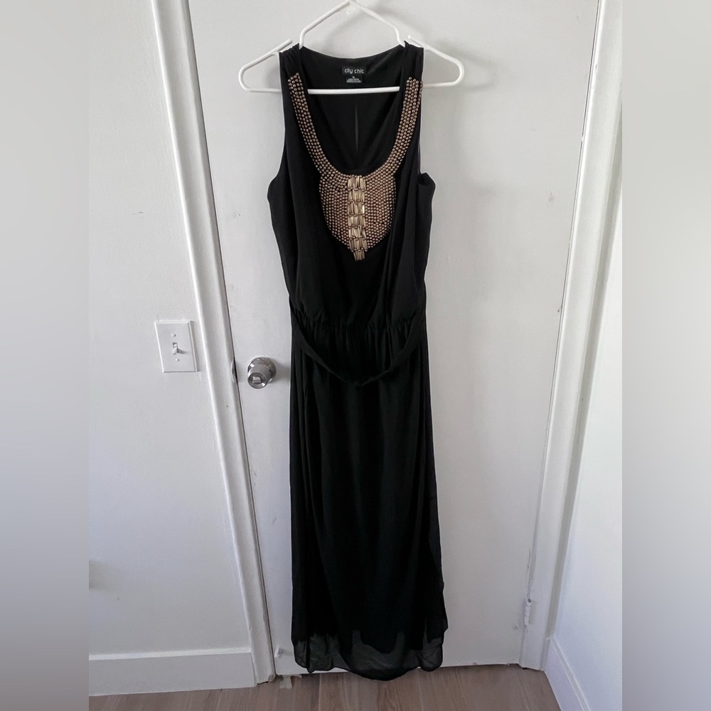 City chic sleeveless dress with gold accessory detail. Waist tie included